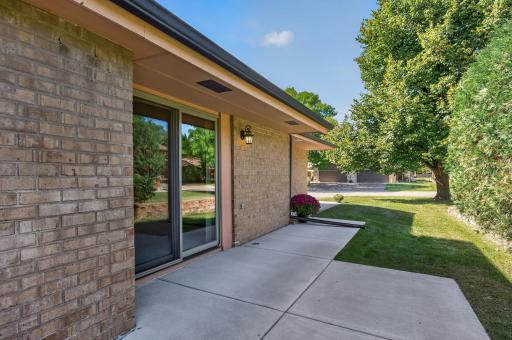 2813 Robinwood Way, Woodbury, MN 55125