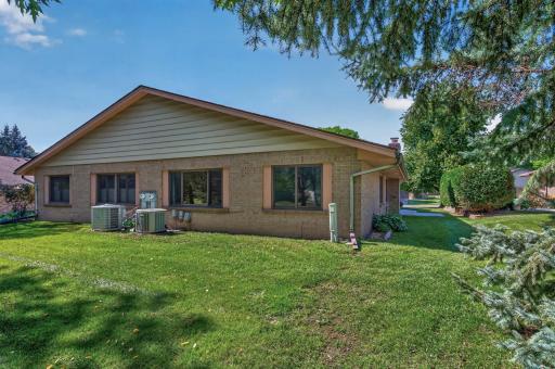 2813 Robinwood Way, Woodbury, MN 55125