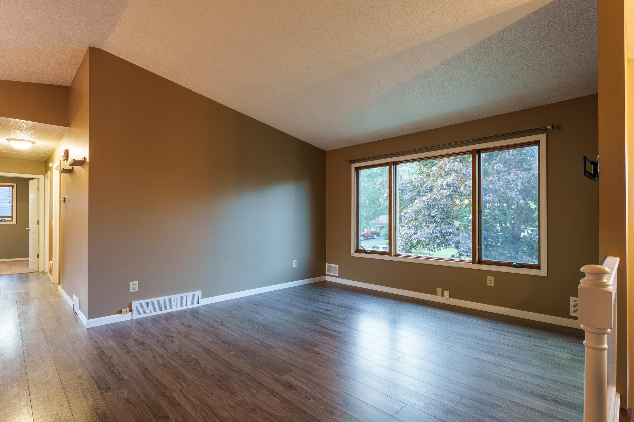 Living Room - 1233 View Ct Hastings-20.jpg