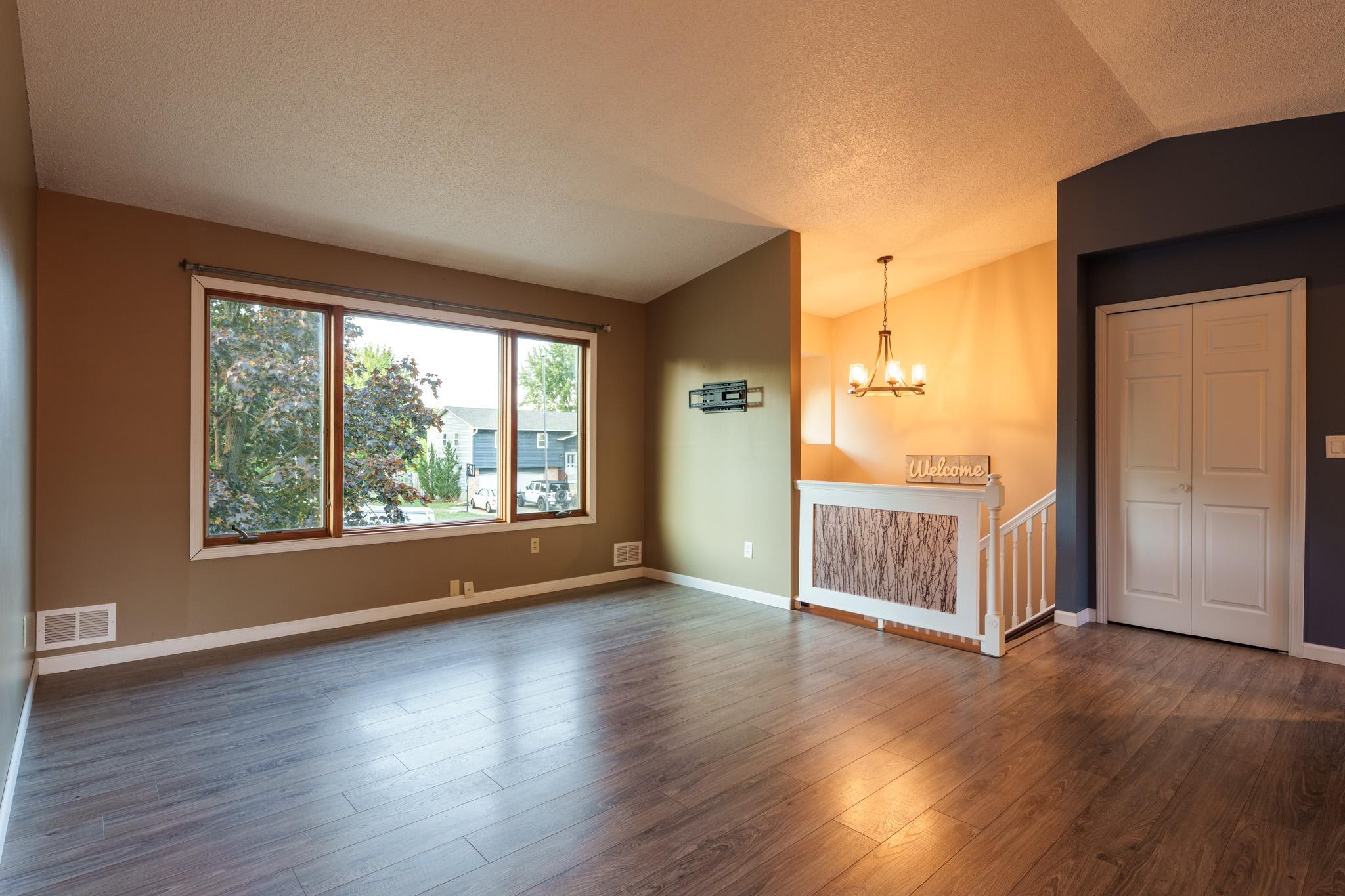 Living Room - 1233 View Ct Hastings-19.jpg