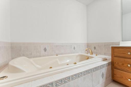 41-web-or-mls-1284 Quincy Cir-208.jpg