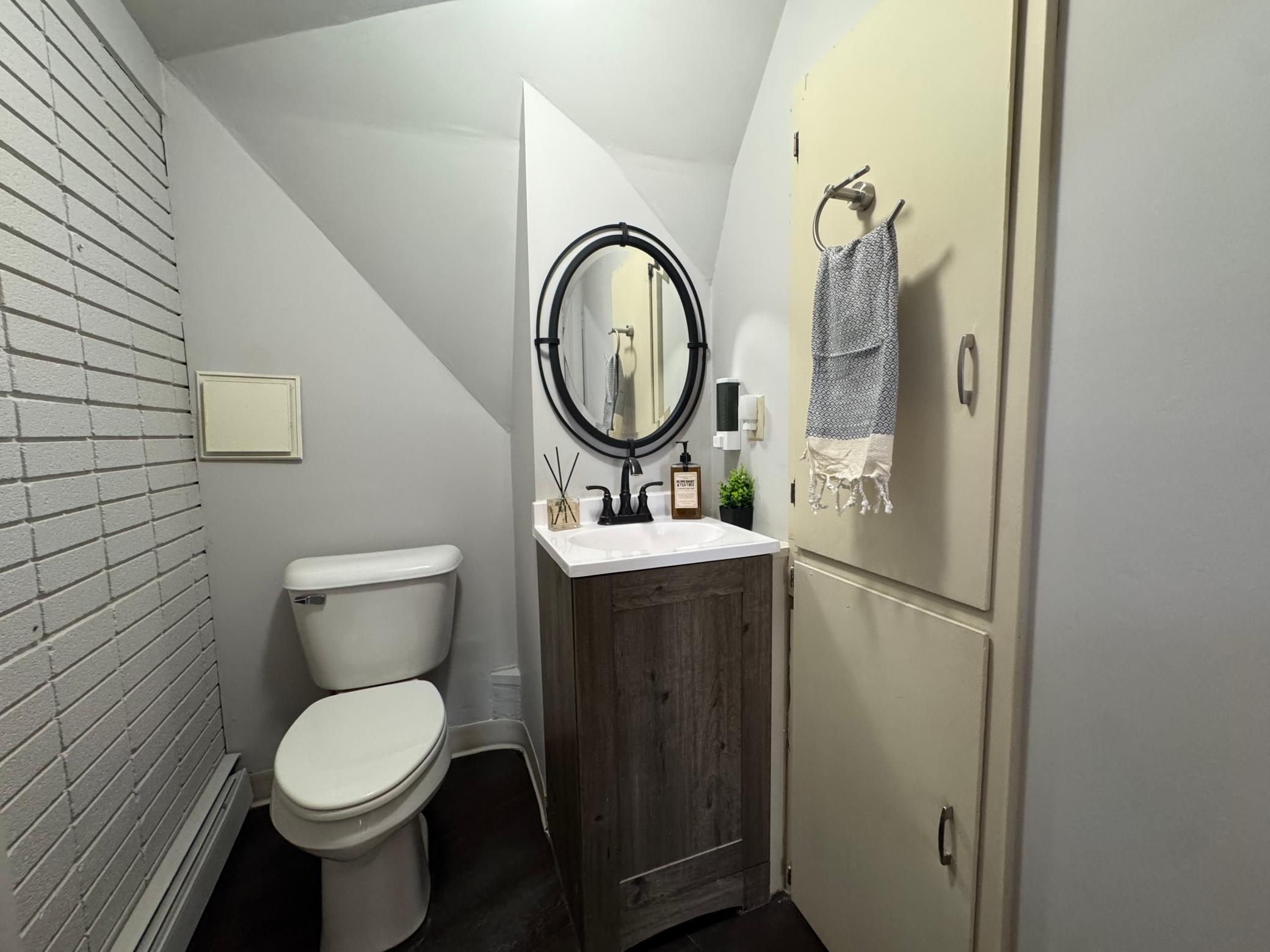 Main 1/2 bathroom