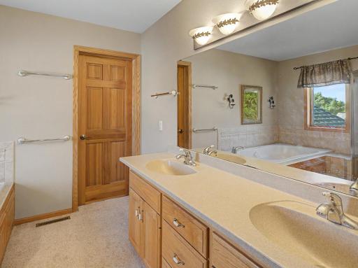 3107 Darcy Dr NE-122.jpg