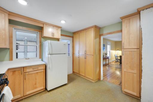 Plenty of cupboard space provides the everyday storage you need, with an easy connection to the surrounding living spaces.