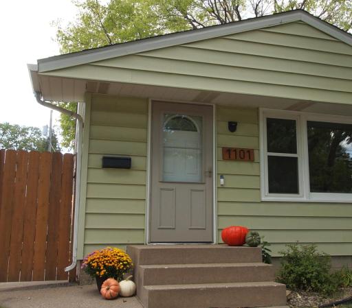 1101 Dale St N / Front