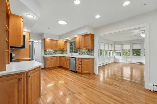 15-web-or-mls-19th Ave-S0508-015.jpg