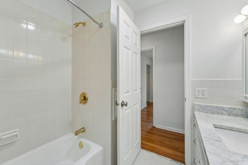 28-web-or-mls-19th Ave-S0508-028.jpg