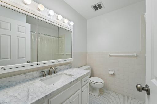 27-web-or-mls-19th Ave-S0508-027.jpg