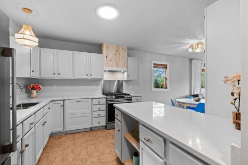 36-web-or-mls-3000 Devon Ln-36.jpg