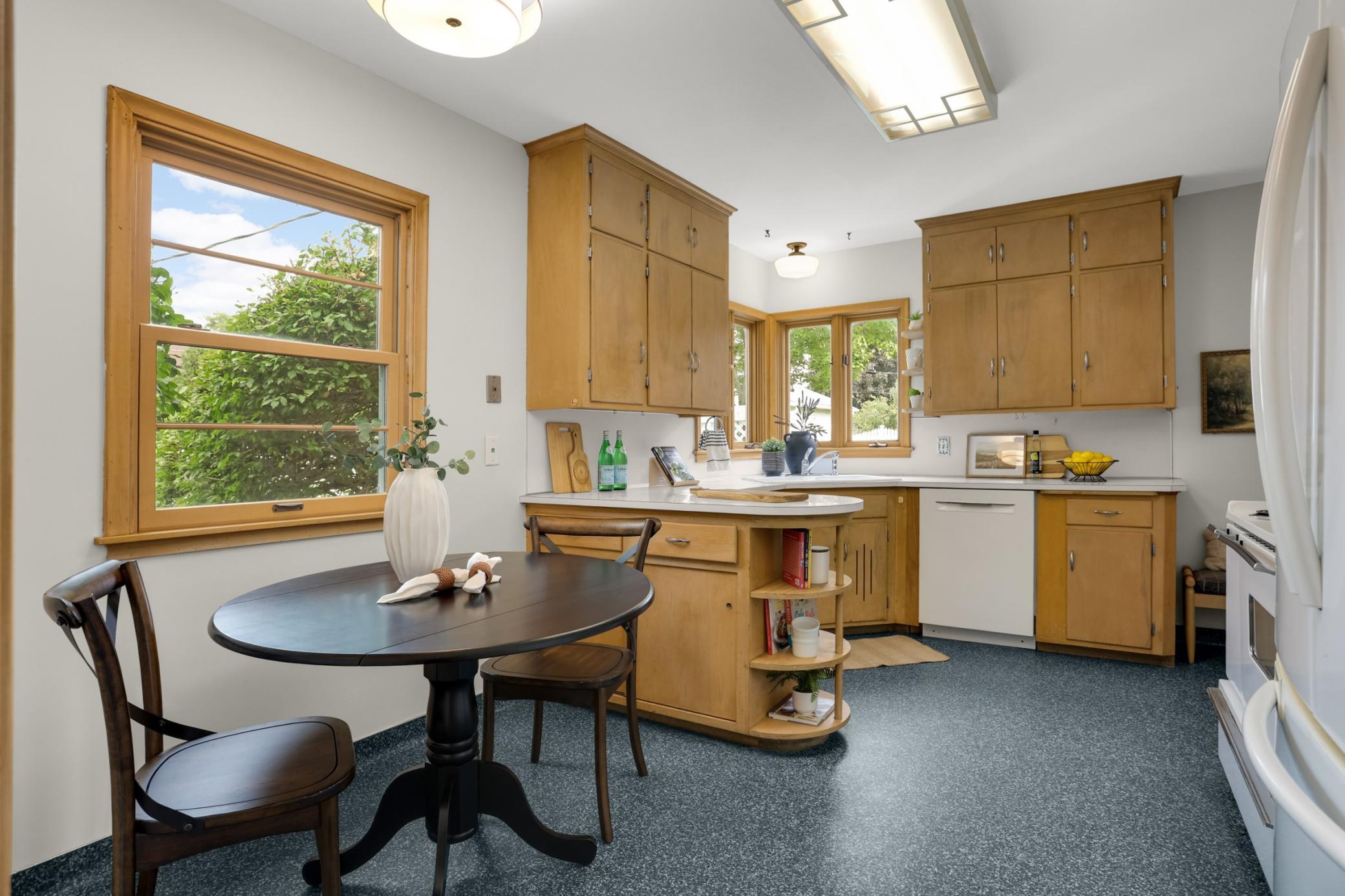 Large Eat-in kitchen