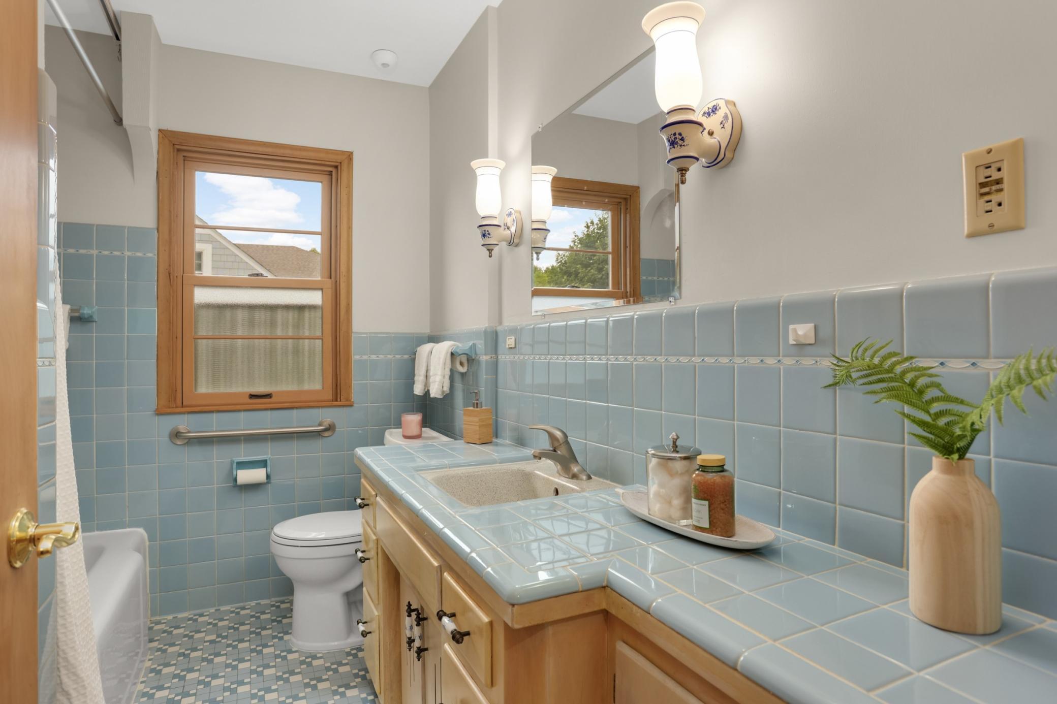 Main floor full bath