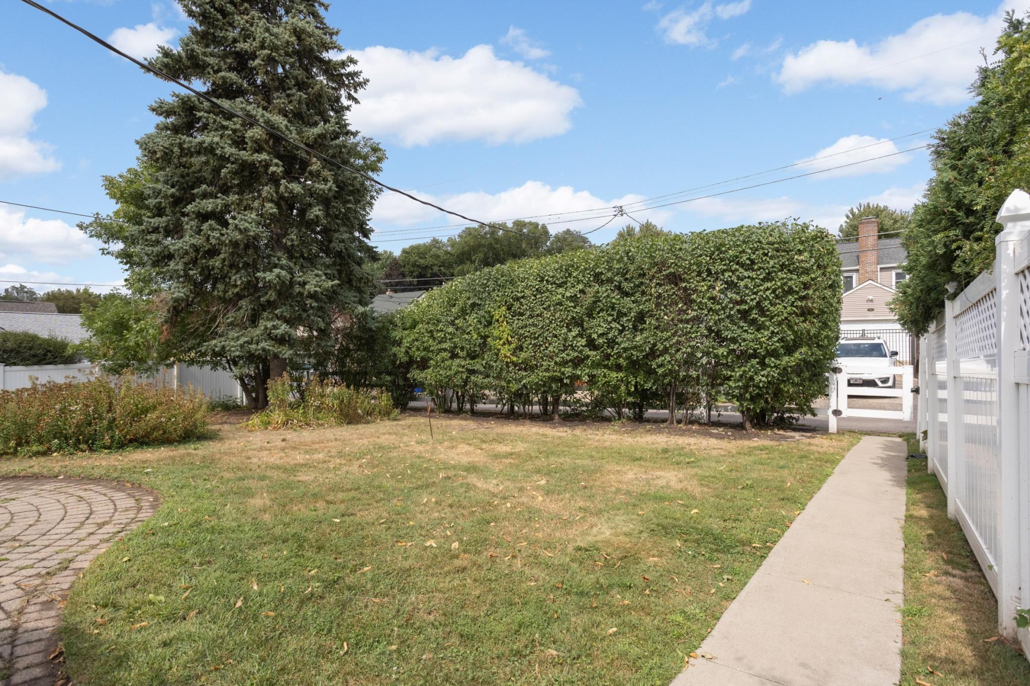 Huge flat backyard adn access to the alley