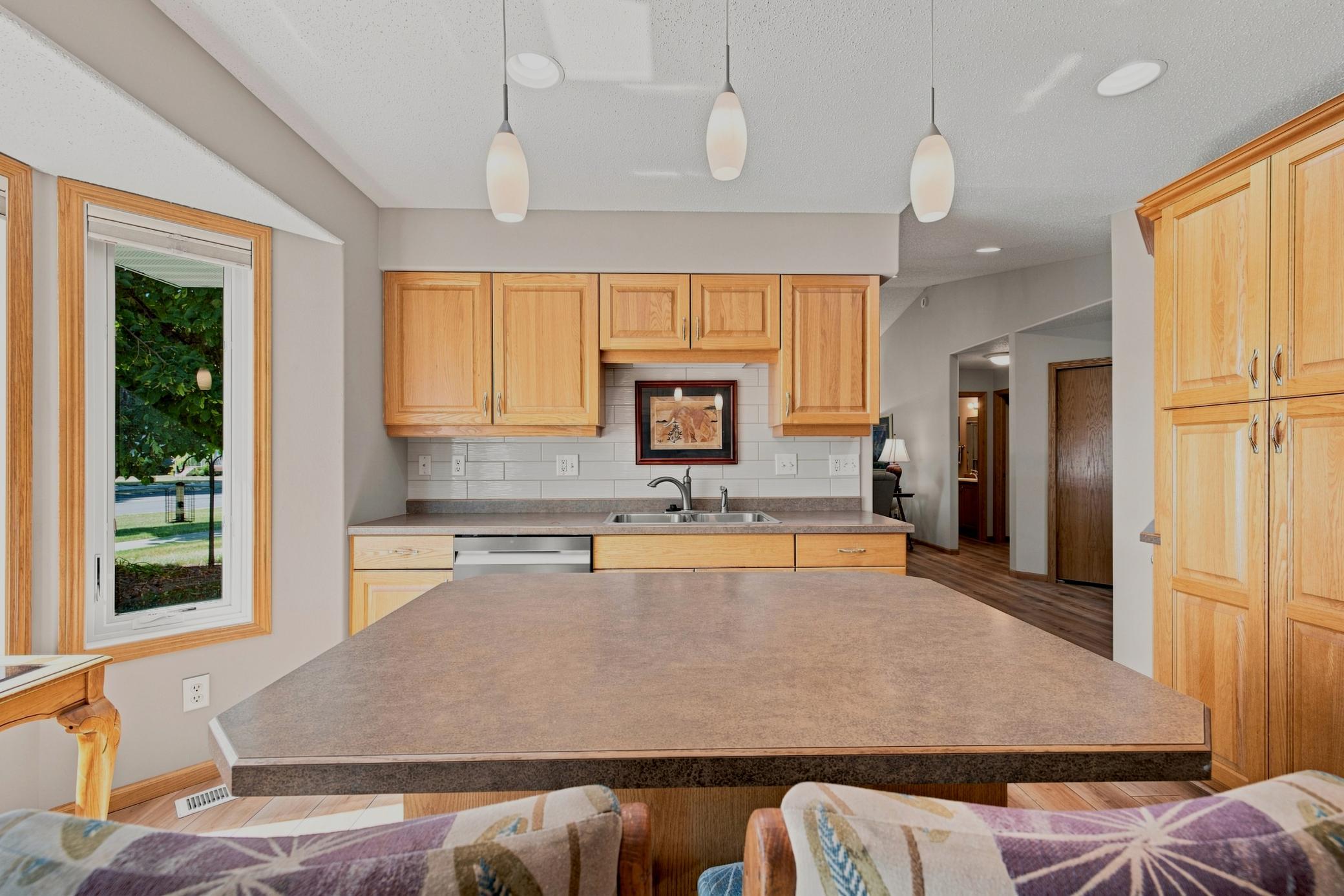 Eat-in Kitchen w/ oak cabinets, spacious island, newer appliances