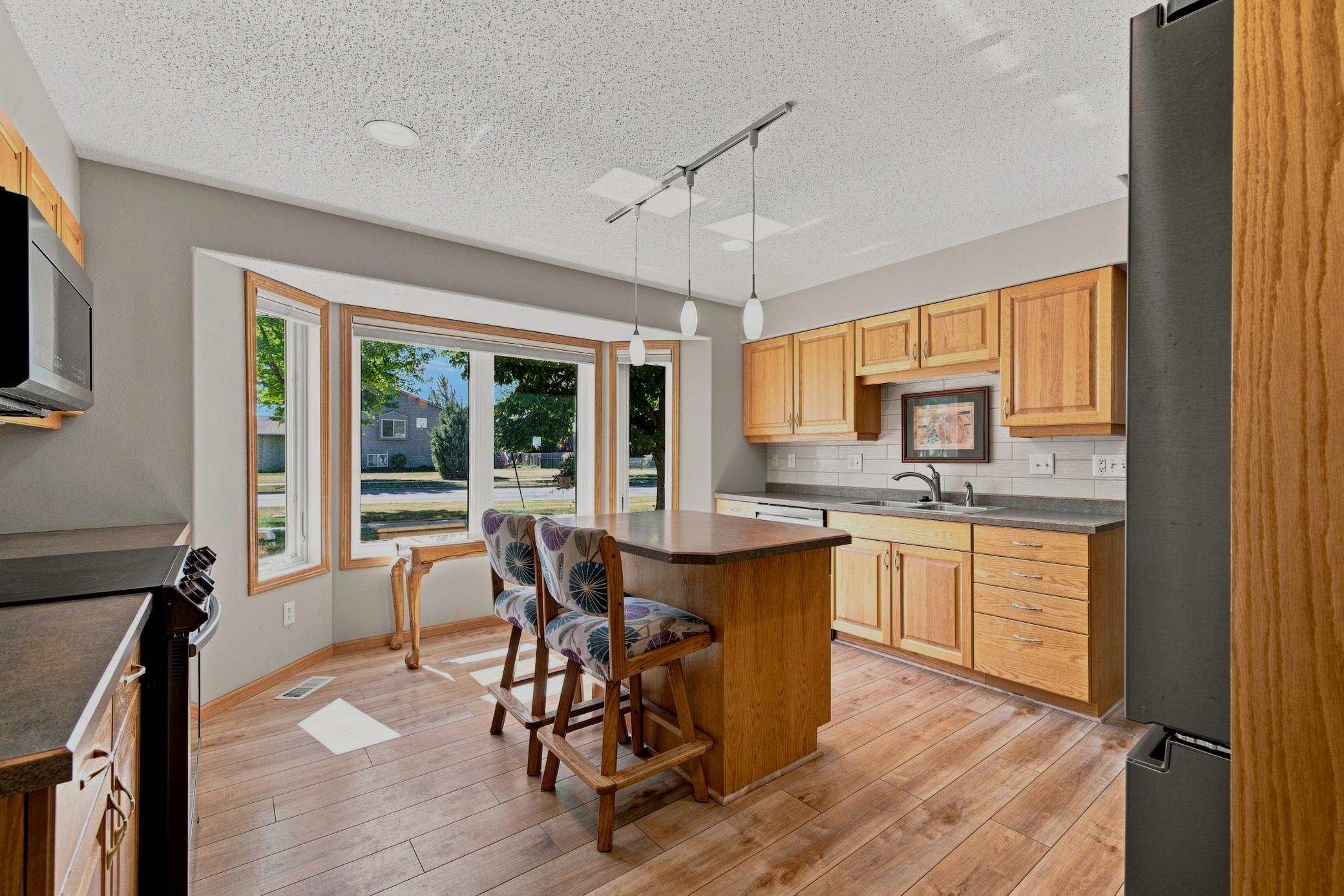 Bright & spacious eat-in Kitchen