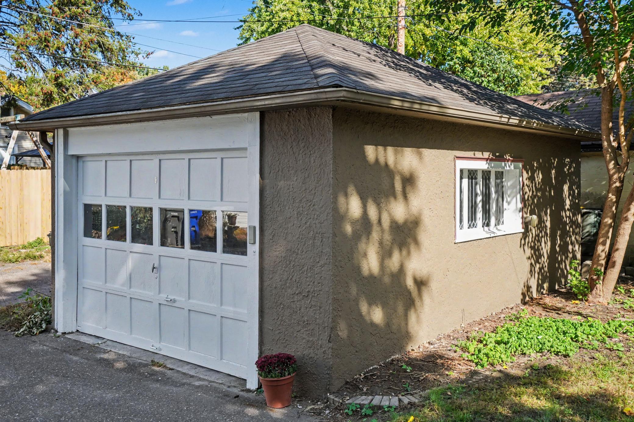 One car garage