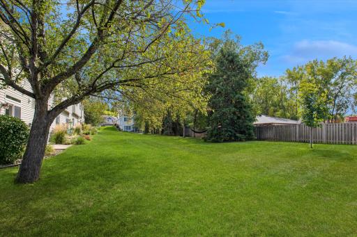 So much greenery with this end-unit