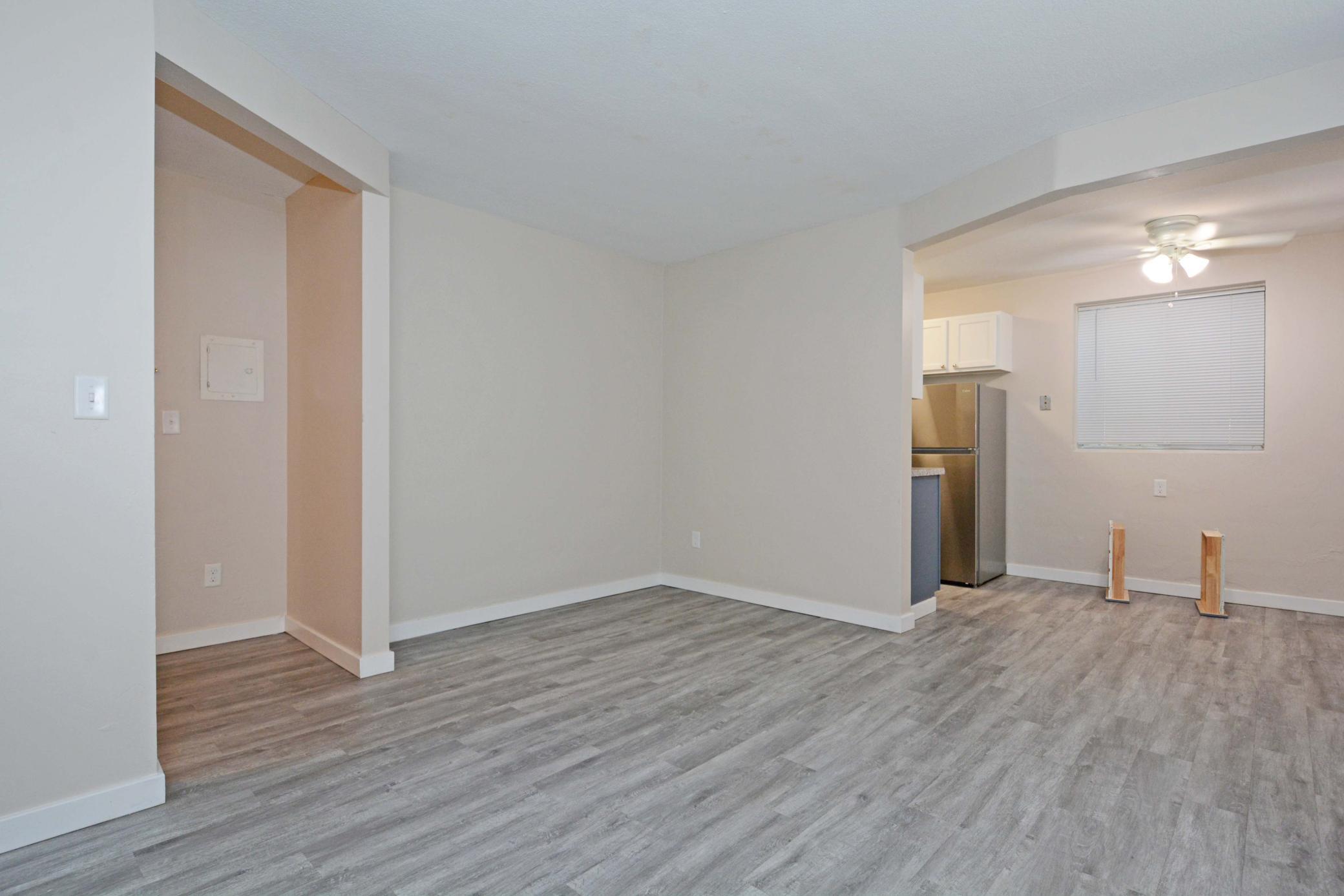 2725 Pleasant Ave (101) 005.jpg