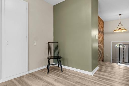 17-web-or-mls-5375 Matterhorn Dr NE-215.jpg
