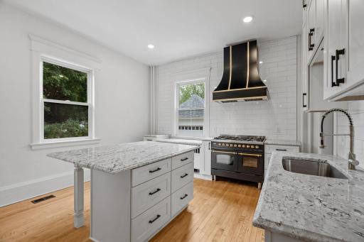 794 Lincoln Avenue, Saint Paul, MN 55105