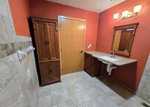 Beautifully updated tile bath