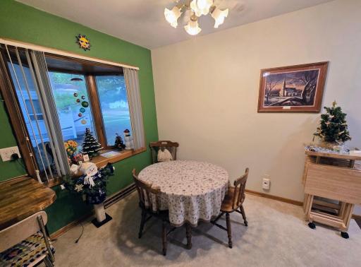 Room for dining table infront of baywindow