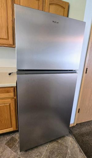 Seller had just purchased new stainless steel refrigerator 2026, that will stay.
