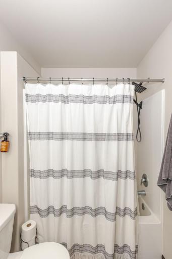8081 GOLDFINCH Drive, Horace, ND 58047