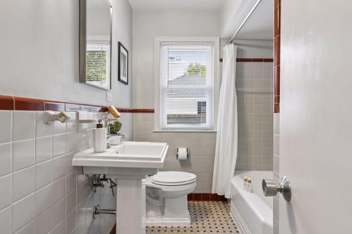 6021 Wooddale Avenue - Spacecrafting - 0022.jpg