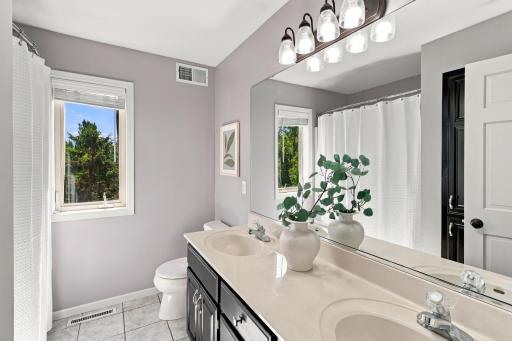Full Bathroom Upper Level.jpg