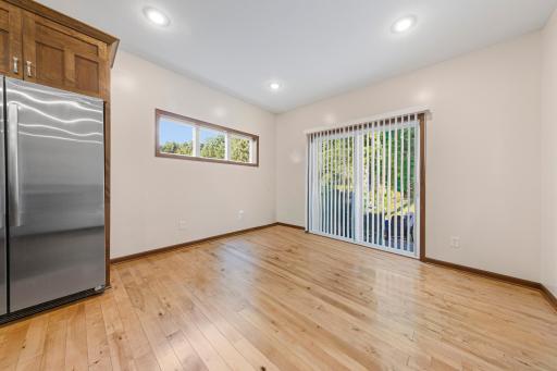 28_Dining with large slider open to patio.jpg