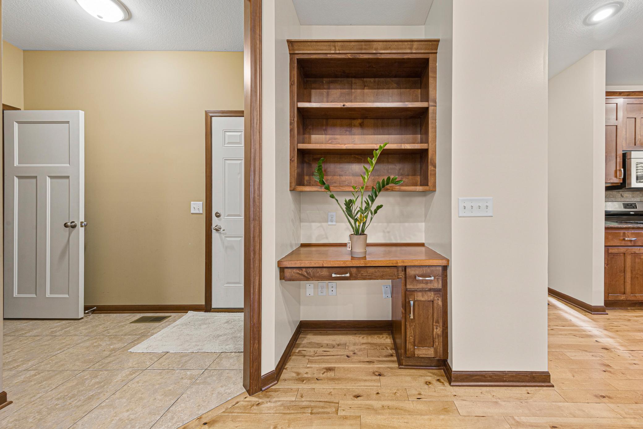 37_Built-in desk area.jpg