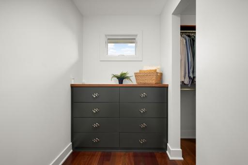 Dressing area with built-ins