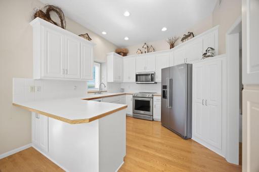 Extended counter for stools. Wood flooring.