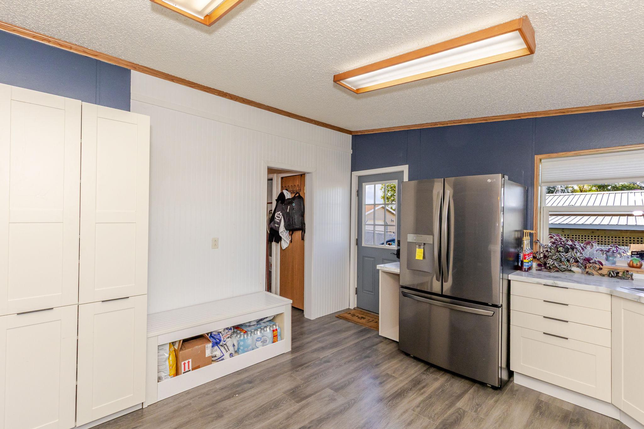 Kitchen / Side entry