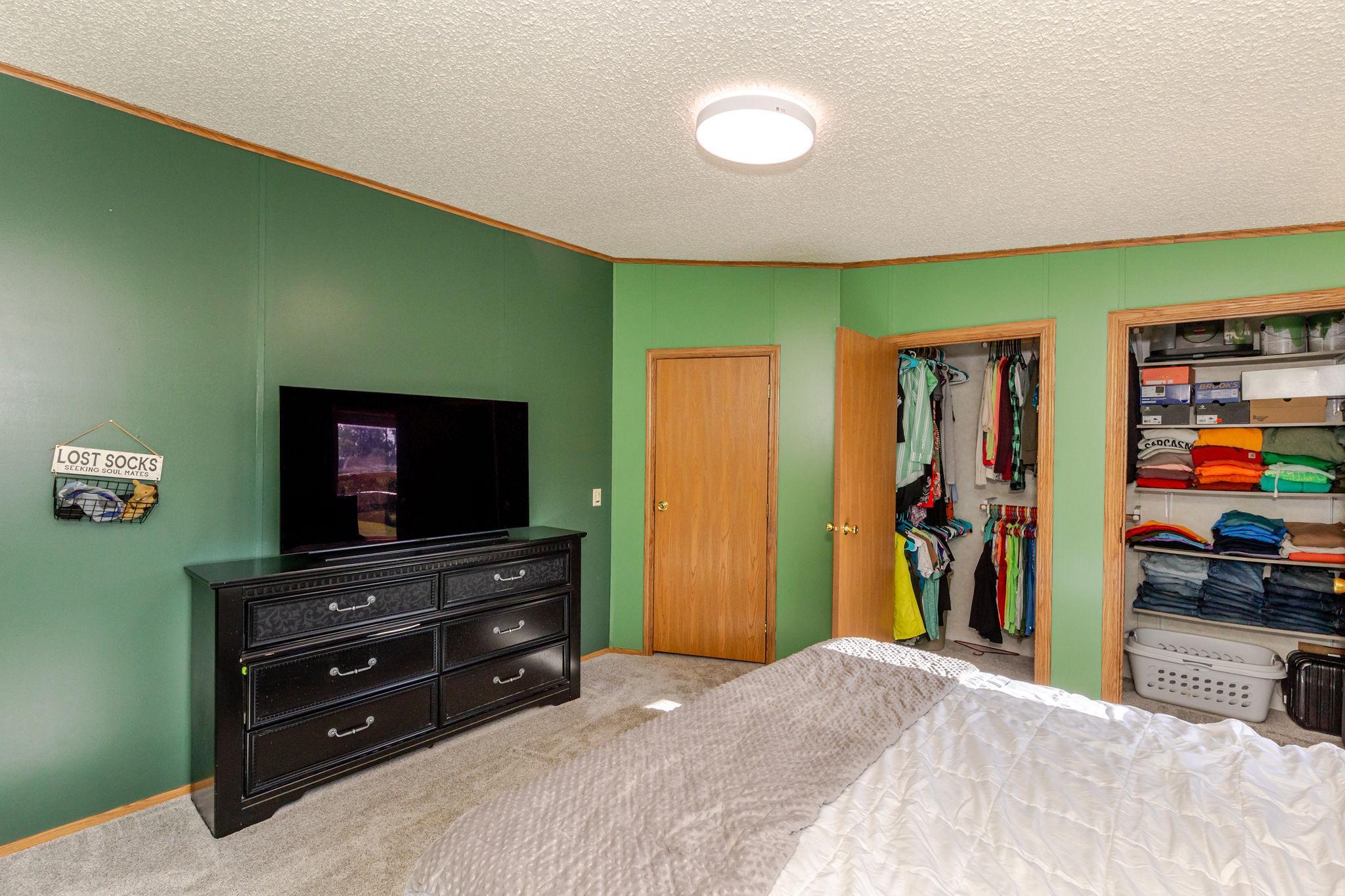 Primary Bedroom w/ walk-in closet