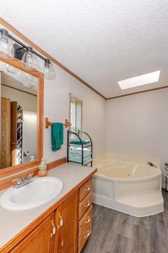 Primary Bath w/ Tub