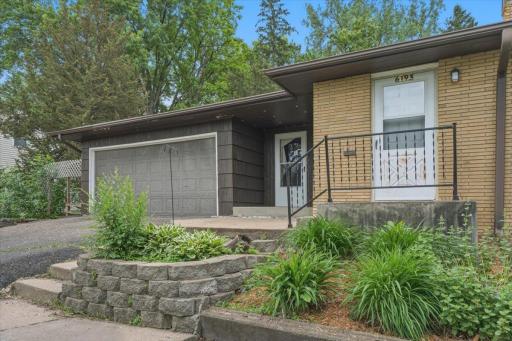 6193 49th Street N, Oakdale, MN 55128