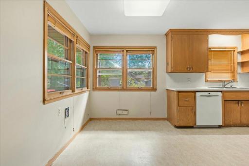6193 49th Street N, Oakdale, MN 55128
