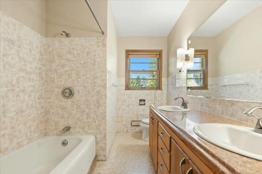 6193 49th Street N, Oakdale, MN 55128