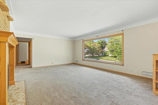 6193 49th Street N, Oakdale, MN 55128
