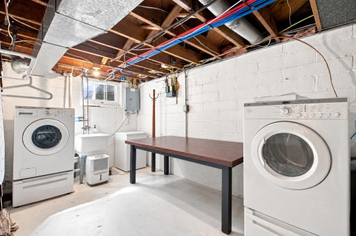 Front load washer / dryer with plenty of folding space