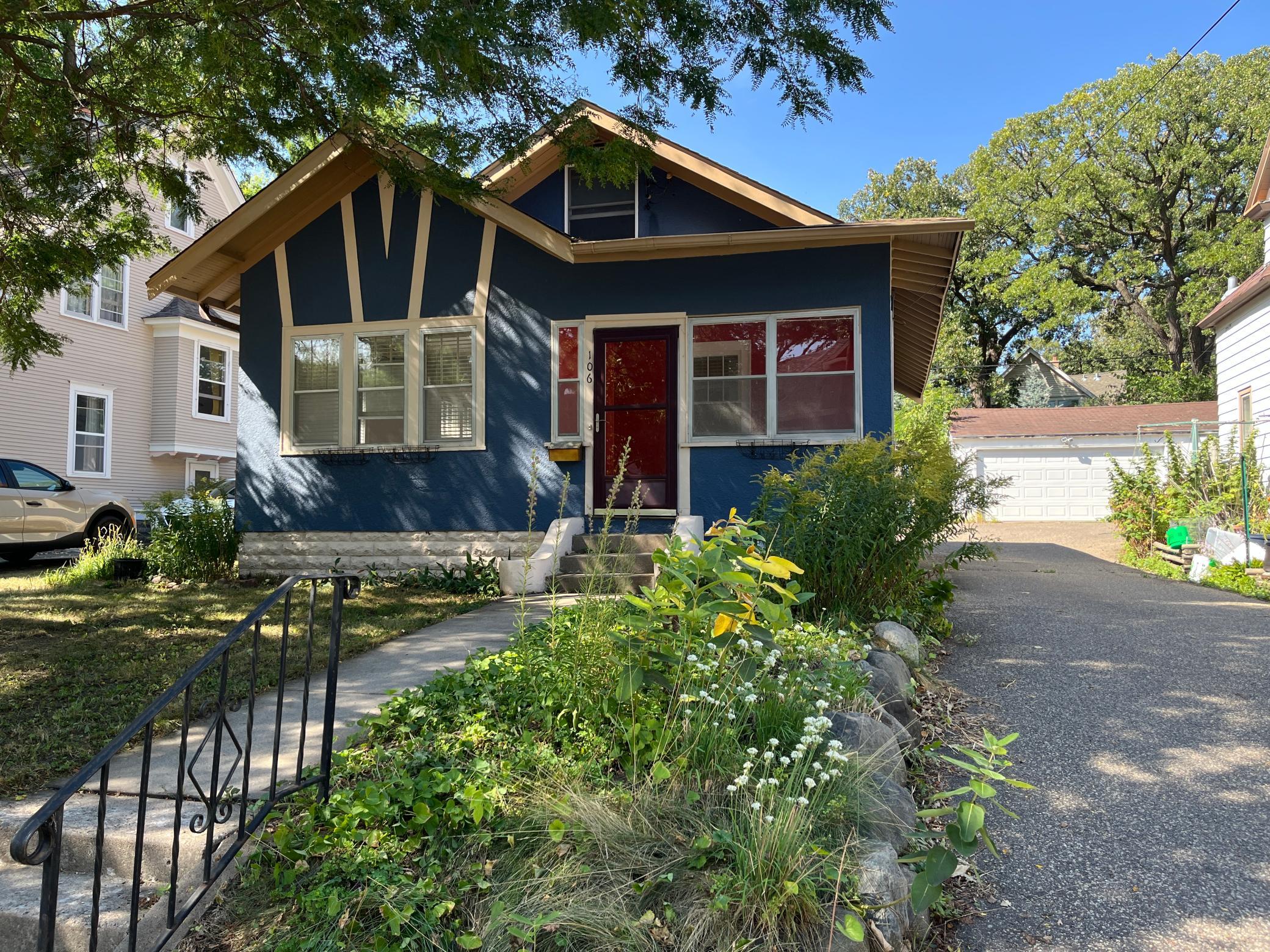106 Bedford Street SE is located 2 blocks from the Green Line Light Rail service. Minutes to the Main Campus of the University of Minnesota. Convenient to either downtown Minneapolis or downtown Saint Paul.