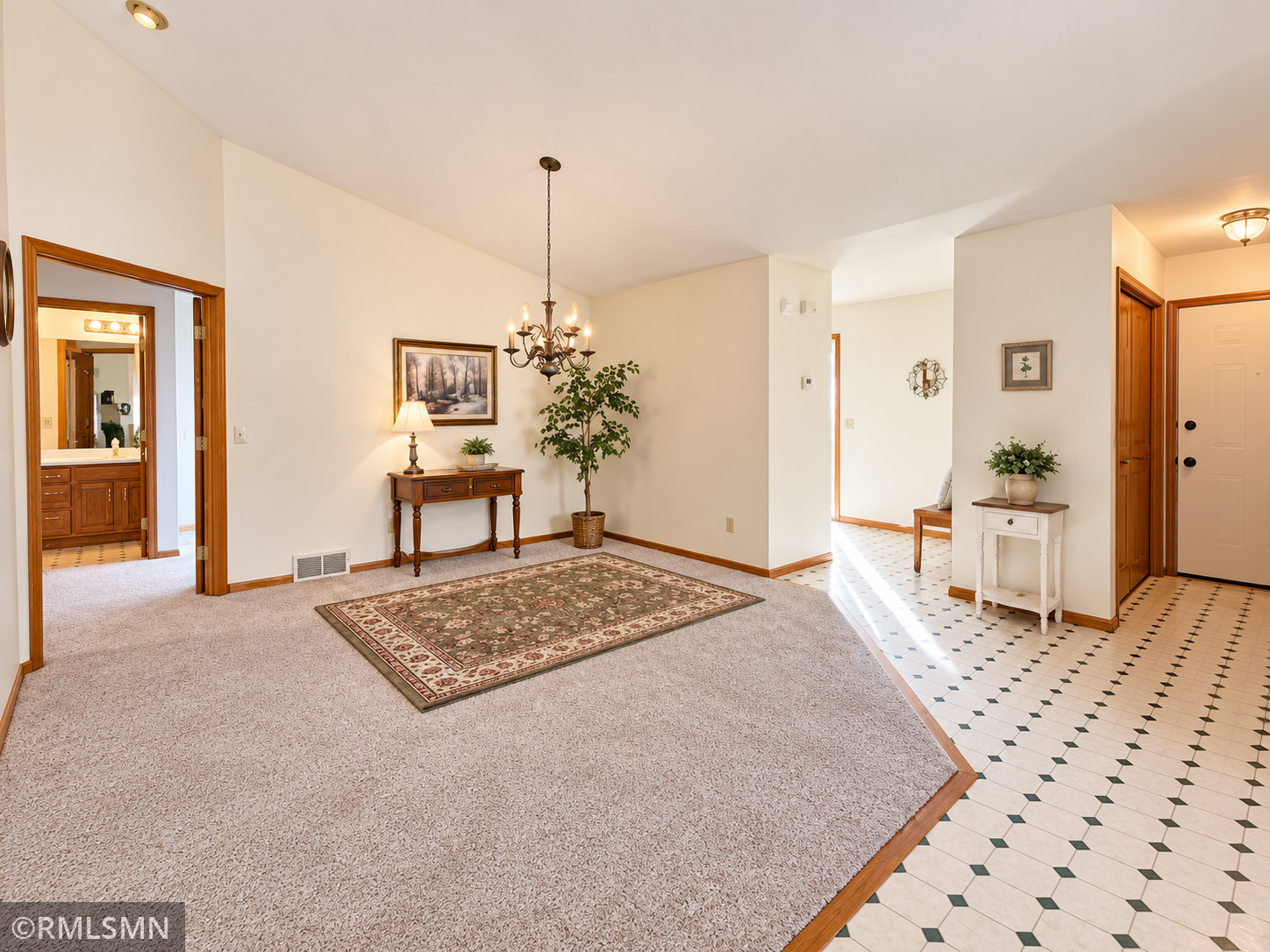 Dining area - new carpet and paint!