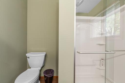 38 main bathroom.jpg