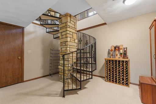 40 stairs_landing_lower.jpg