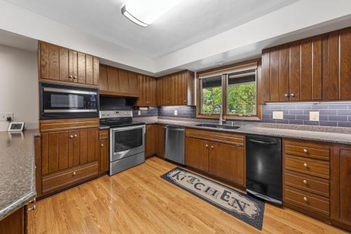 24 kitchen.jpg