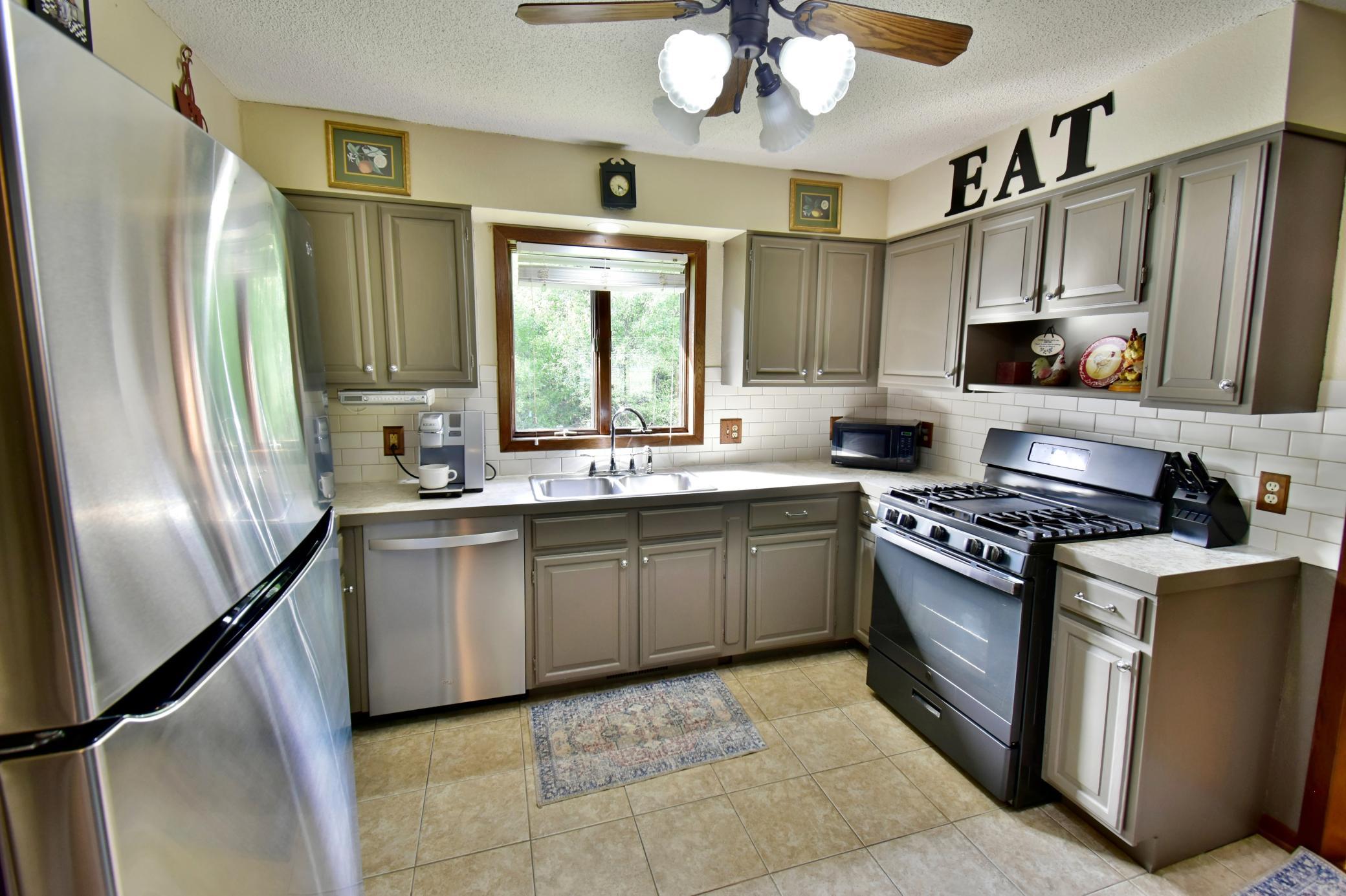 Nice kitchen! Newer appliances and updates.