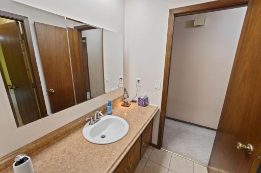 Upper bath w/plenty of counter space