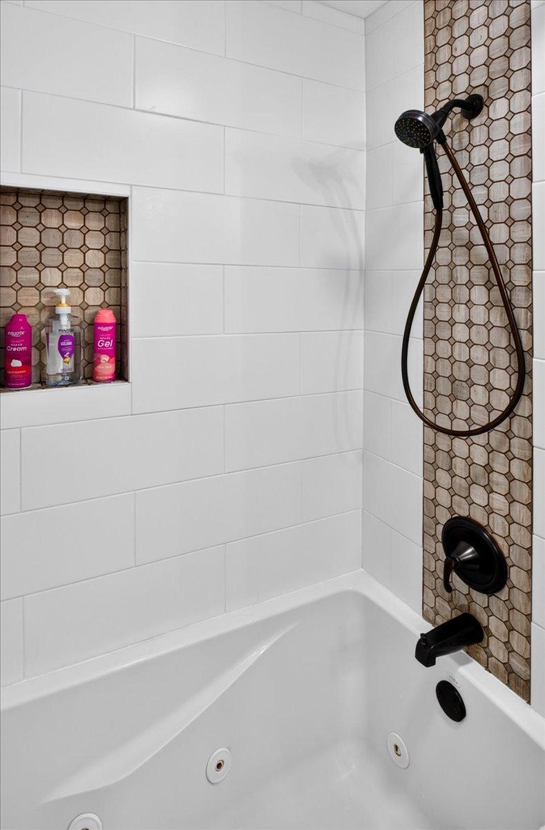 Upper-Level Shower/Tub