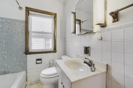 1084 Gorman Ave - Web Quality - 019 - 19 Primary Bathroom.jpg